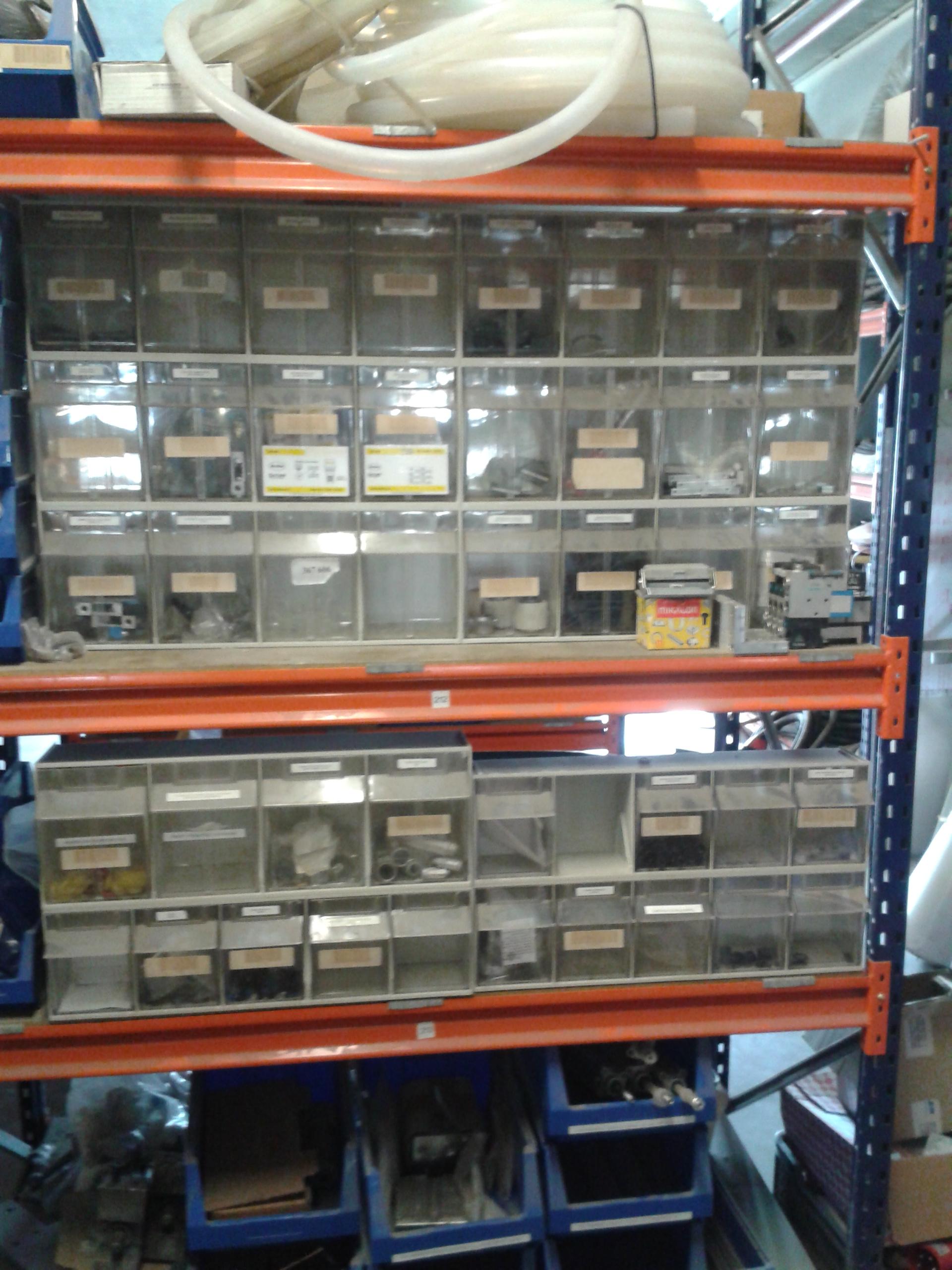 contenedores basculantes en estanterias metalicas